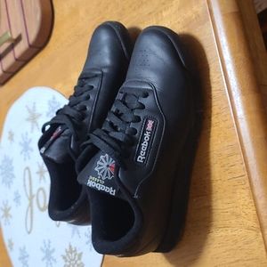 Reebok sneakers for women size 8 worn about 4 times indoors.